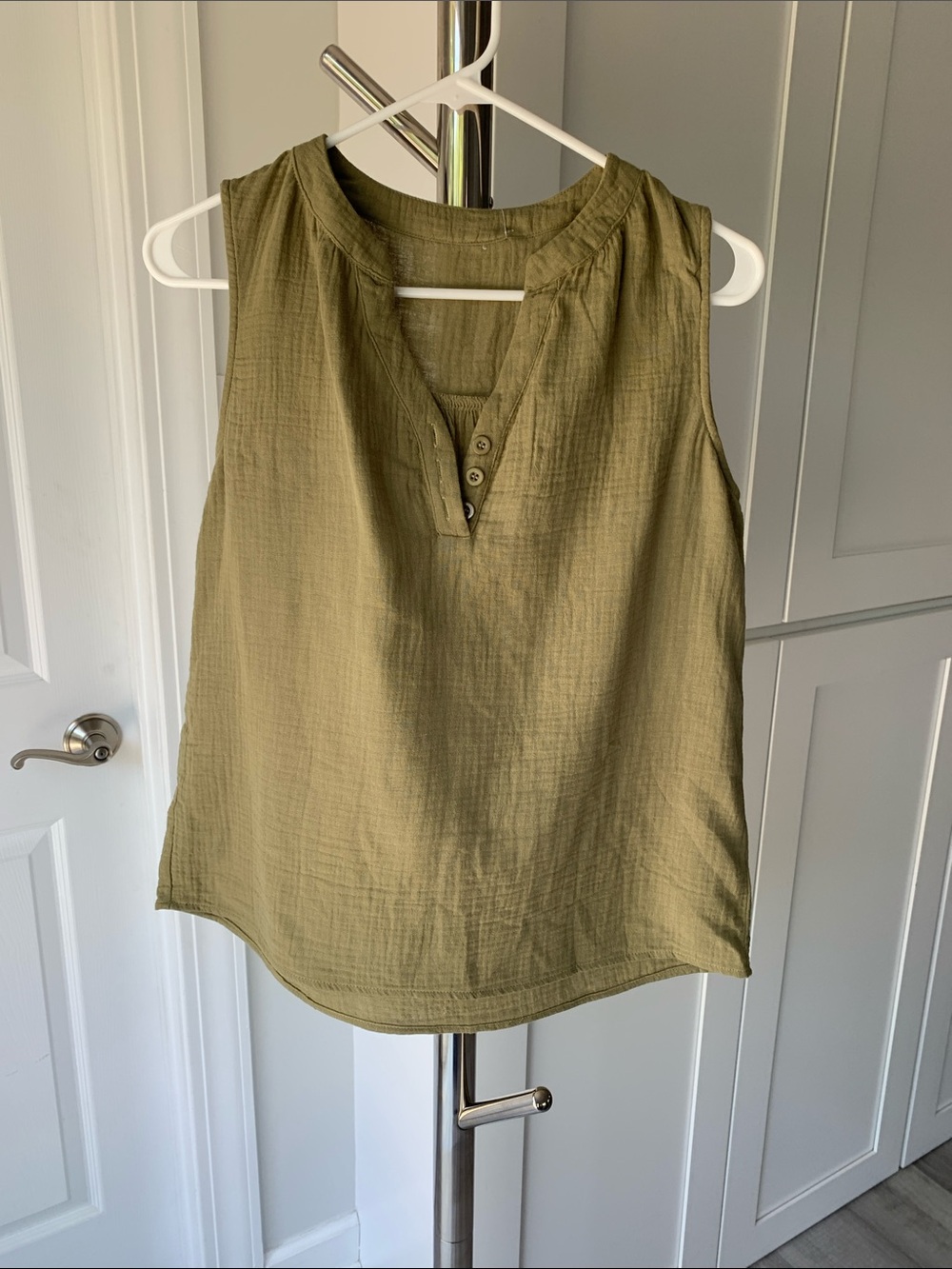 Cupshe Women’s Olive Green Sleeveless Gauzy Blouse, Size S.